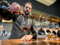 Khi nào thì bạn nên chiết một chai rượu vang vào decanter ?